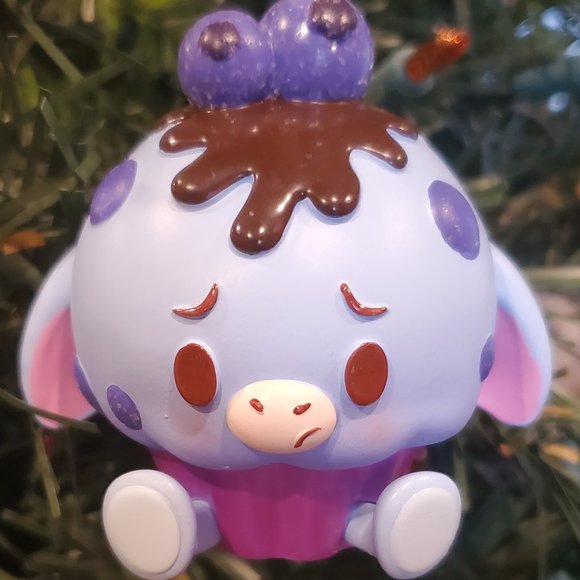 Eeyore Blueberry Muffin Disney Munchlings Sketchbook Ornament – Baked Treats - Picture 1 of 2